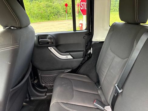 Used 2017 Jeep Wrangler Unlimited Sahara AWD/4WD image 41