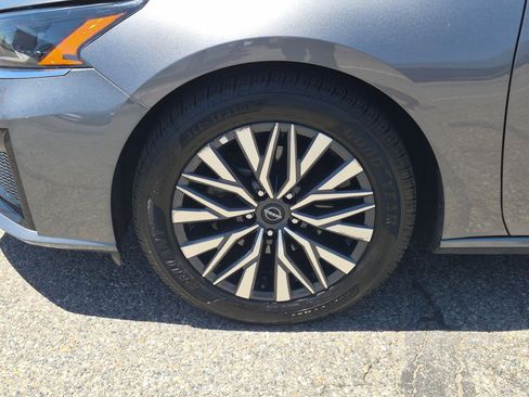 Used 2025 Nissan Altima 2.5 SV FWD image 13