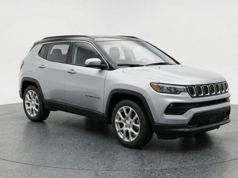 Used 2025 Jeep Compass Limited image 1