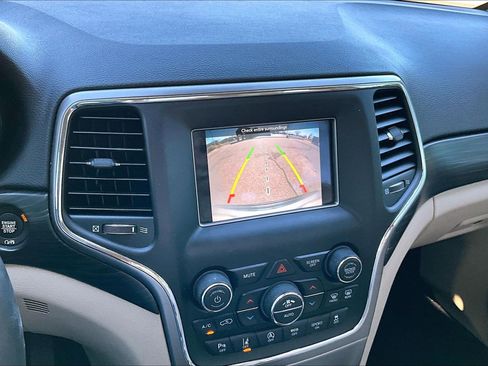 Used 2021 Jeep Grand Cherokee Laredo image 14