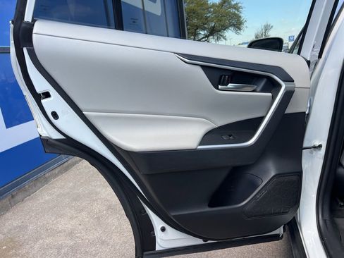 Used 2021 Toyota RAV4 XLE Premium image 18