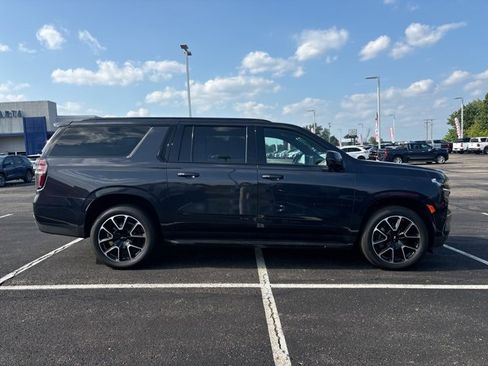 Used 2023 Chevrolet Suburban RST w/ Luxury Package image 2