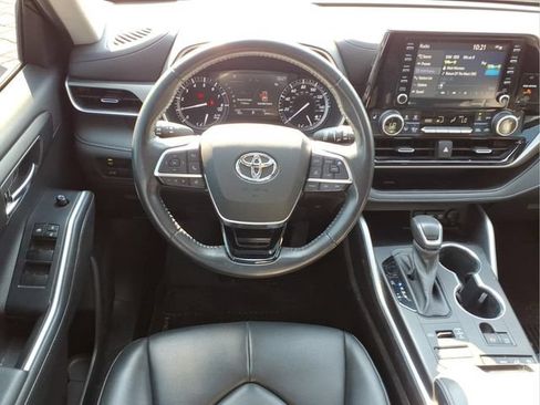 Used 2021 Toyota Highlander XLE AWD/4WD image 5