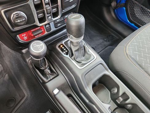 Used 2024 Jeep Gladiator Mojave w/ Convenience Group AWD/4WD image 15