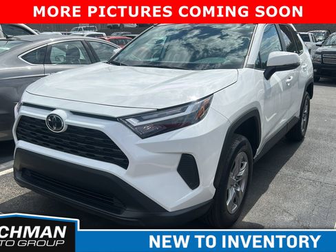 Used 2024 Toyota RAV4 XLE w/ Convenience Package image 4