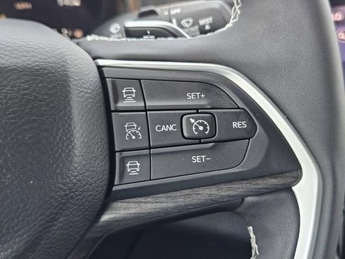 Used 2025 Jeep Grand Cherokee Limited AWD/4WD image 33