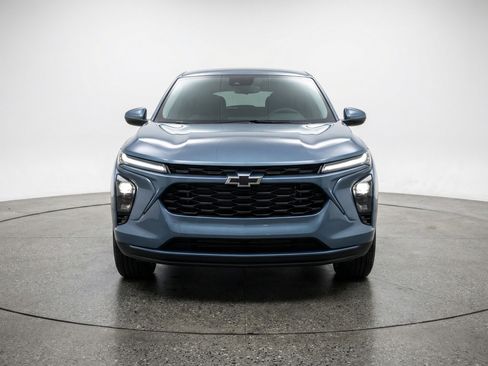 Used 2025 Chevrolet Trax LT FWD image 2