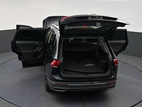 Used 2023 Volkswagen Tiguan SE FWD image 31