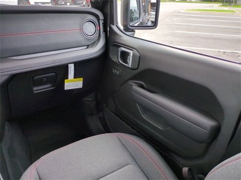 Used 2024 Jeep Wrangler Unlimited Rubicon w/ Technology Group image 17