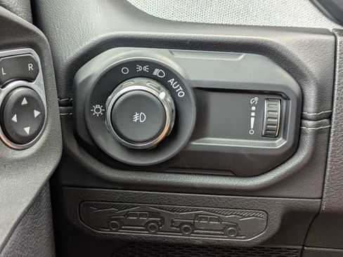 Used 2025 Jeep Wrangler Unlimited Sahara AWD/4WD image 23