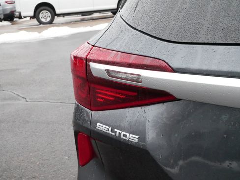 Used 2022 Kia Seltos EX image 17