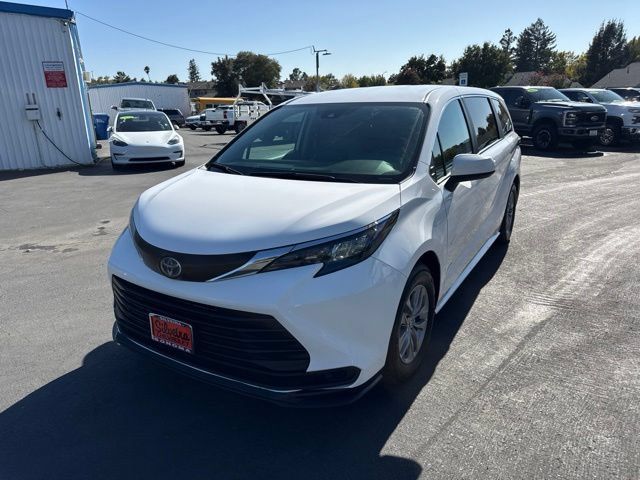 Used 2024 Toyota Sienna LE AWD/4WD image 5