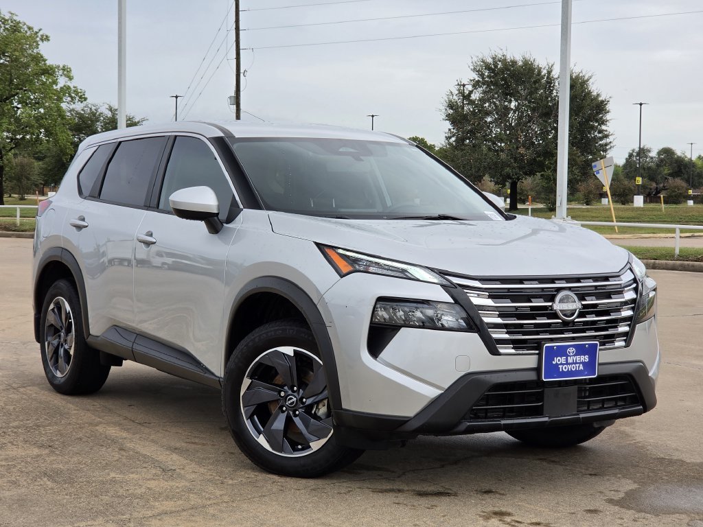 Used 2024 Nissan Rogue SV AWD/4WD image 2