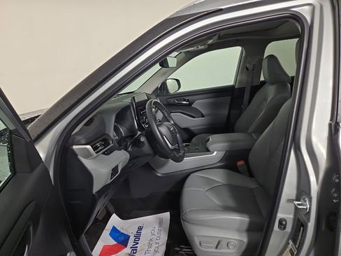 Used 2024 Toyota Highlander XLE AWD/4WD image 12