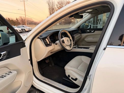 Used 2022 Volvo XC60 B5 Momentum AWD/4WD image 15