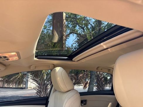 Used 2018 Toyota Avalon Limited FWD image 3