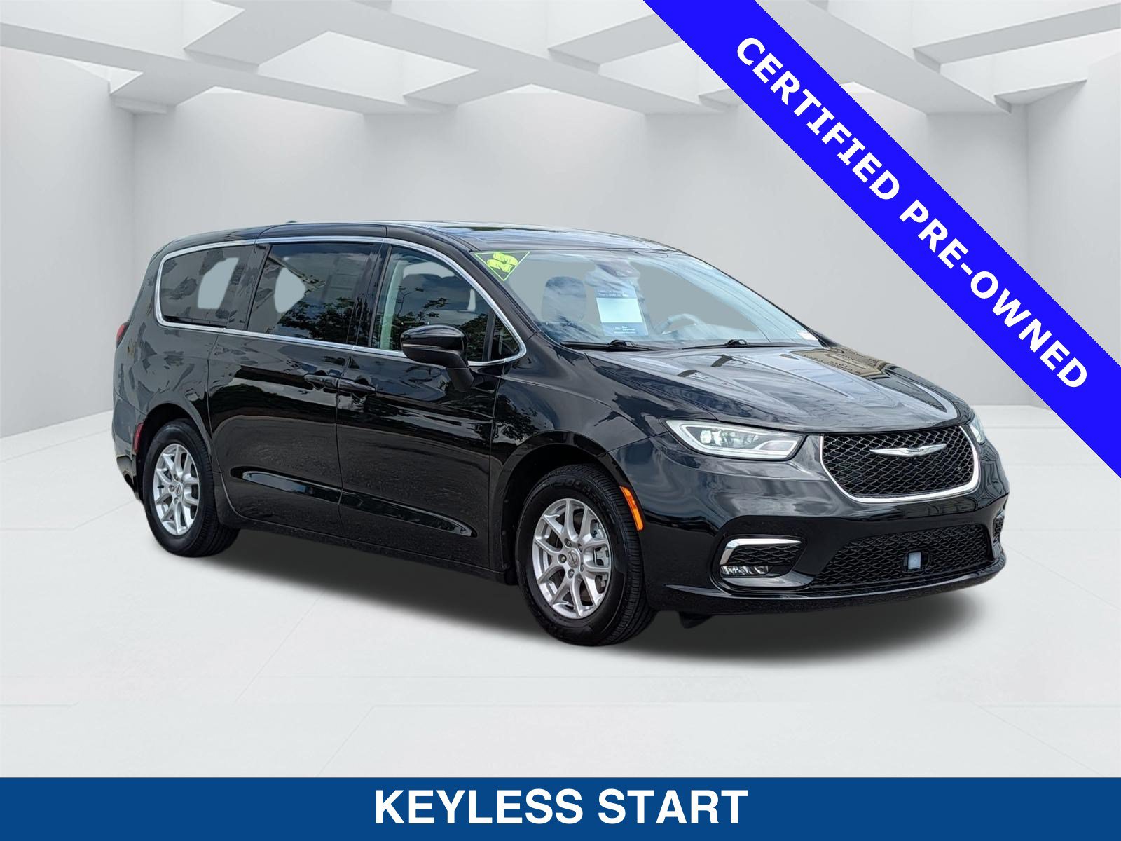 Used 2023 Chrysler Pacifica Touring-L FWD image 3