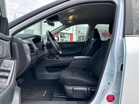 Used 2025 Nissan Rogue S AWD/4WD image 10