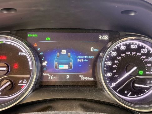 Used 2020 Toyota Camry XLE w/ Sunroof Package image 10