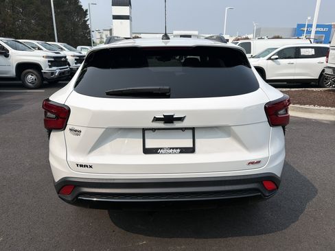 Used 2024 Chevrolet Trax RS FWD image 9