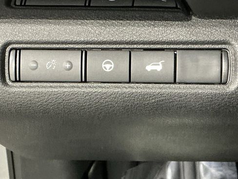 Used 2025 Nissan Pathfinder SV image 14