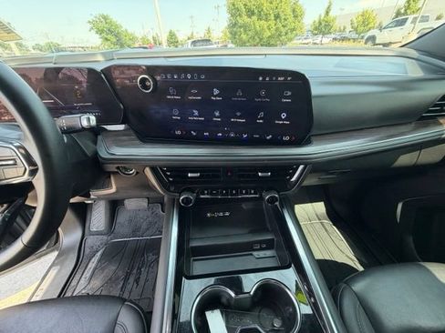 Used 2025 Chevrolet Suburban Z71 AWD/4WD image 26
