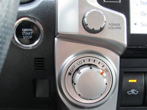 Used 2022 Toyota 4Runner SR5 Premium w/ Moonroof Package AWD/4WD image 24