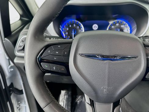 Used 2023 Chrysler Pacifica Touring image 42