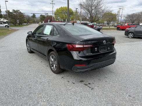 Used 2023 Volkswagen Jetta SE FWD image 3
