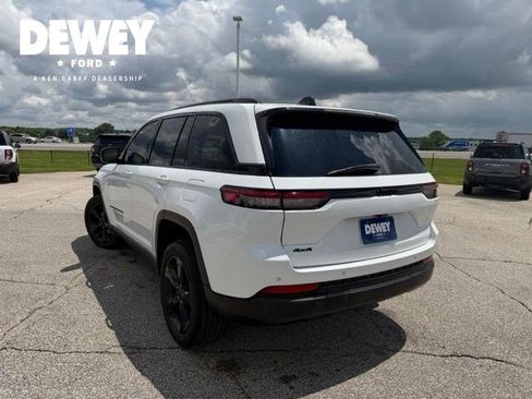 Used 2022 Jeep Grand Cherokee Altitude AWD/4WD image 11