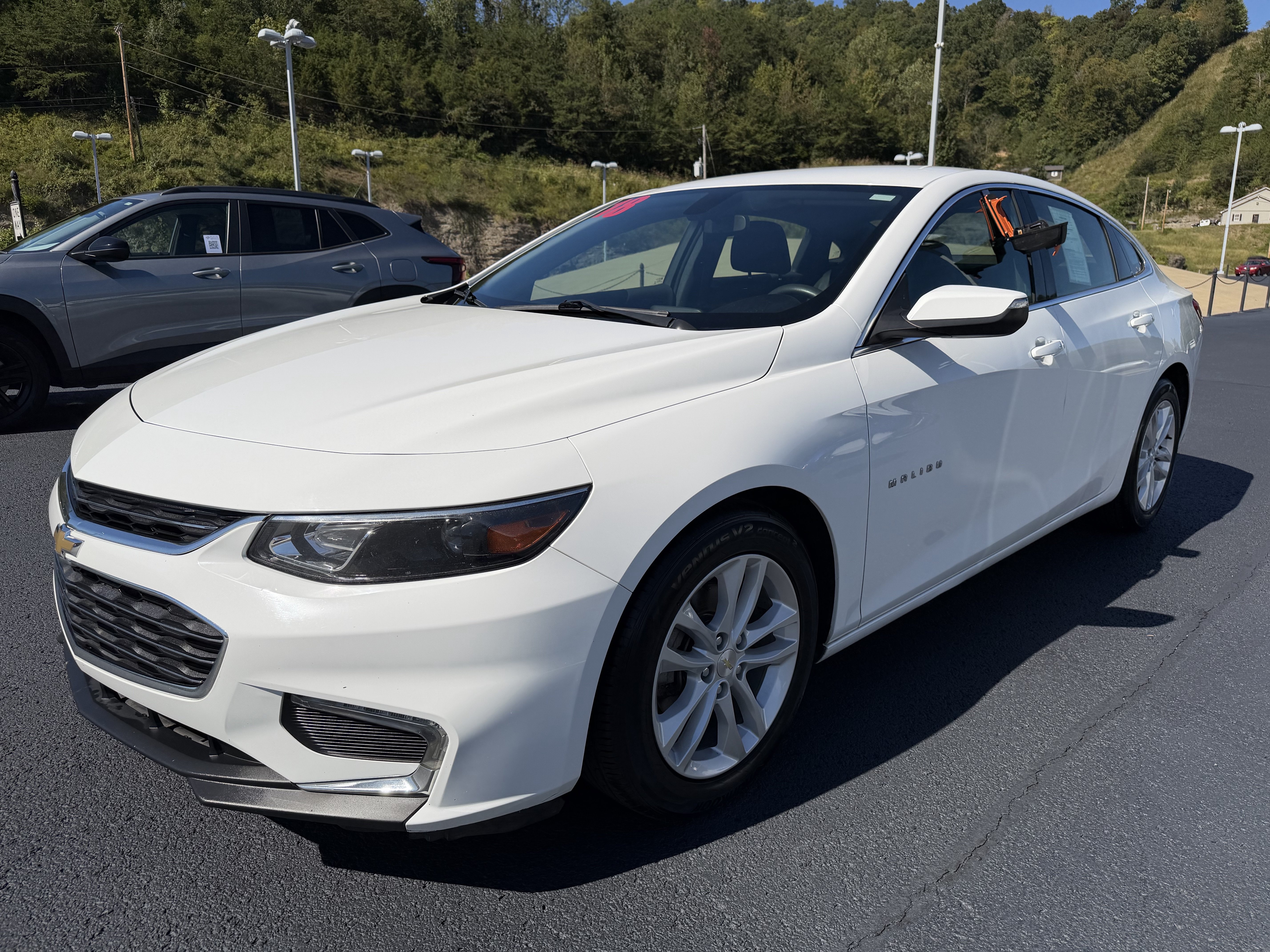 Used 2018 Chevrolet Malibu LT FWD image 3