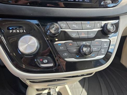 Used 2017 Chrysler Pacifica Touring-L Plus w/ Advanced Safetytec Group FWD image 23