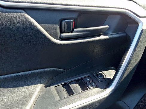 Certified 2021 Toyota RAV4 LE AWD/4WD image 8