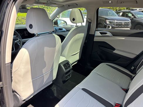 Used 2025 Volkswagen Taos SE FWD image 27