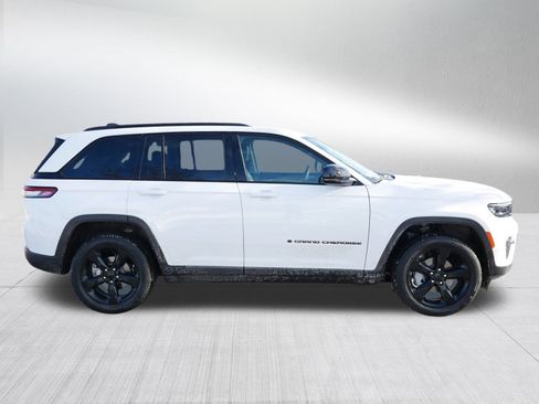 Used 2023 Jeep Grand Cherokee Limited w/ Black Appearance Package image 8
