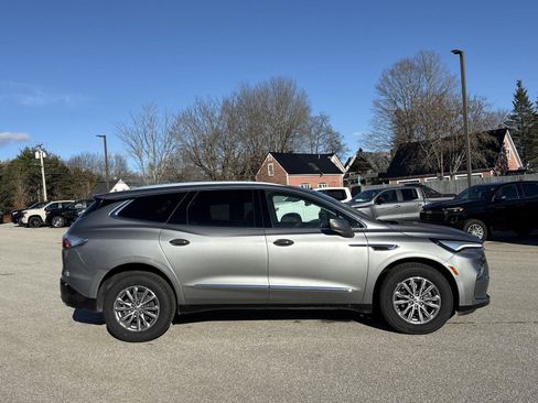 Used 2023 Buick Enclave Essence image 5
