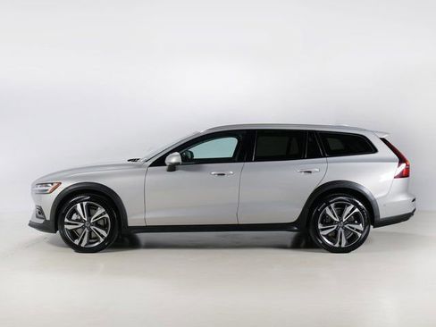 Used 2025 Volvo V60 B5 Cross Country Plus AWD/4WD image 2