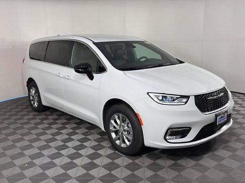 New 2026 Chrysler Pacifica Select image 2