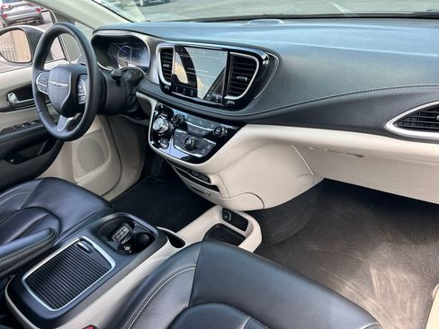 Used 2023 Chrysler Pacifica Touring-L FWD image 37