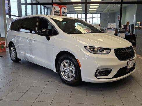 New 2026 Chrysler Pacifica Select image 4