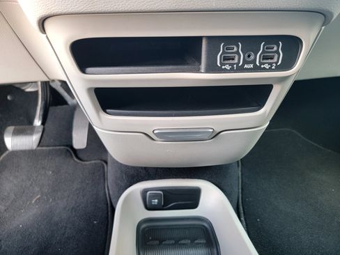 Used 2023 Chrysler Pacifica Touring-L FWD image 19