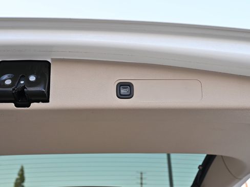 Used 2013 Chevrolet Suburban LTZ RWD image 31