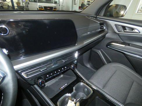 Used 2025 Chevrolet Traverse LT image 11