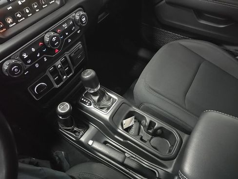 Used 2022 Jeep Wrangler Unlimited Sahara w/ Cold Weather Group AWD/4WD image 26