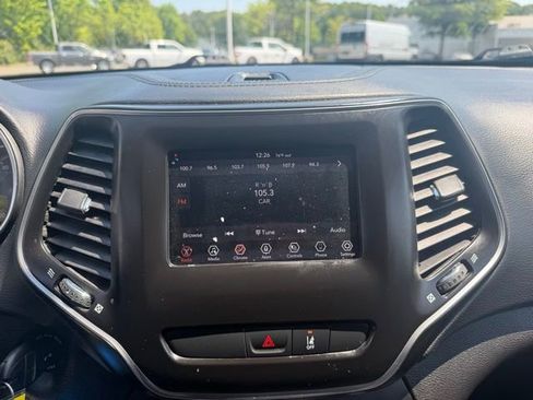Used 2021 Jeep Cherokee Latitude FWD image 22