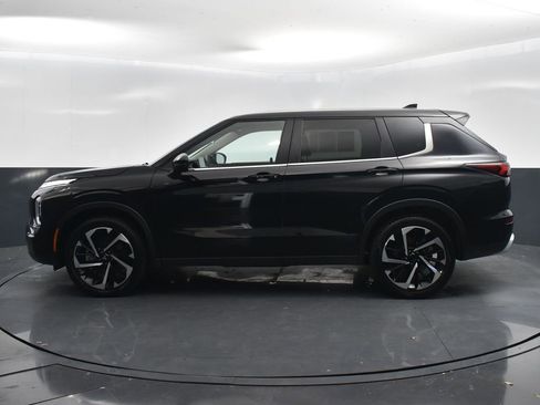 Used 2024 Mitsubishi Outlander SE image 3