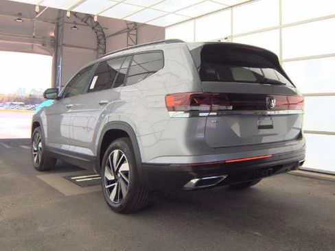 Used 2025 Volkswagen Atlas SE image 6