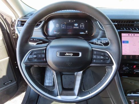 Used 2023 Jeep Grand Cherokee Limited w/ Trailer Tow Prep Group (B) image 17