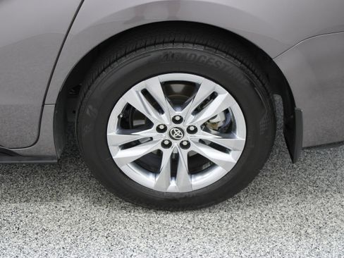 Used 2024 Toyota Sienna Limited FWD image 10