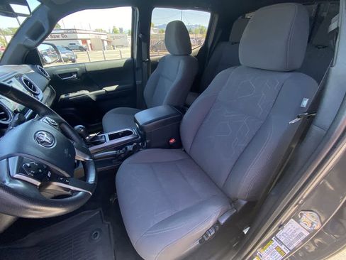 Used 2019 Toyota Tacoma TRD Off-Road w/ Technology Package AWD/4WD image 11